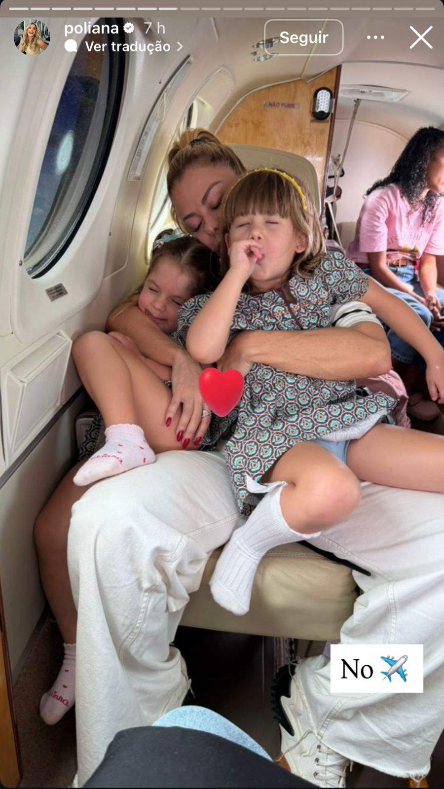 Poliana Rocha com Maria Alice e Maria Flor no jatinha da família para a Fazenda Talismã