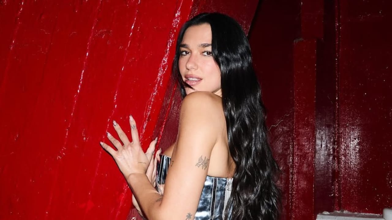 Dua Lipa retorna com estética dos anos 90 no Brasil e marca o retorno da tendência para 2026
