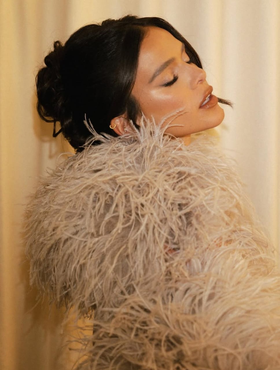 Bruna Marquezine exibe a pele iluminada em evento 