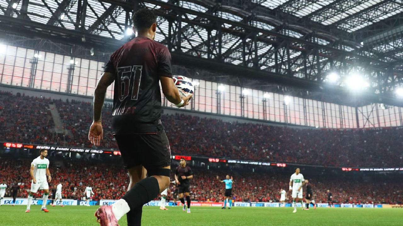 Athletico-PR vence o América-MG, garante acesso e comemora volta à Série A