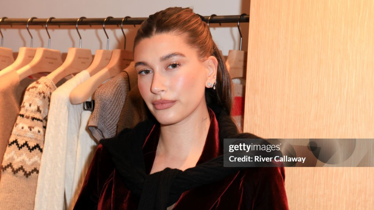 Hailey Bieber impressiona com seu estilo e dita tendências em 2025