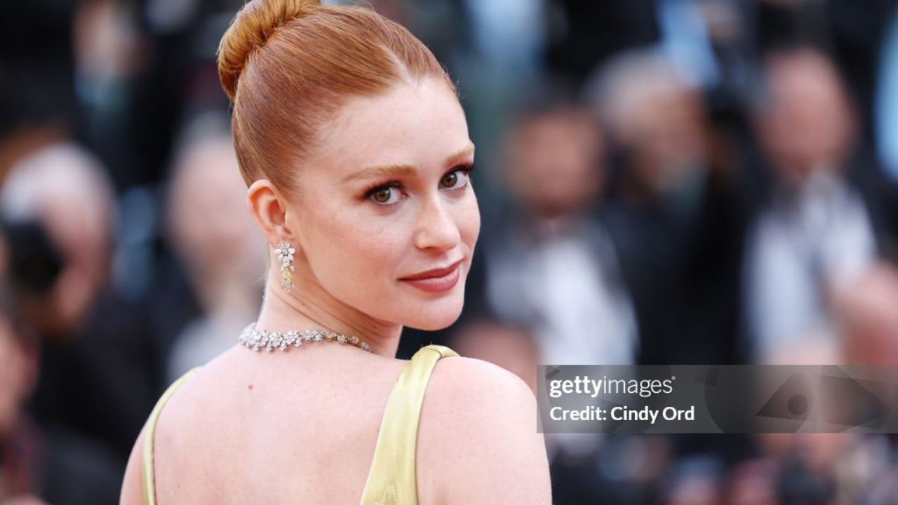 Marina Ruy Barbosa marca presença em evento de moda com vestido semitransparente