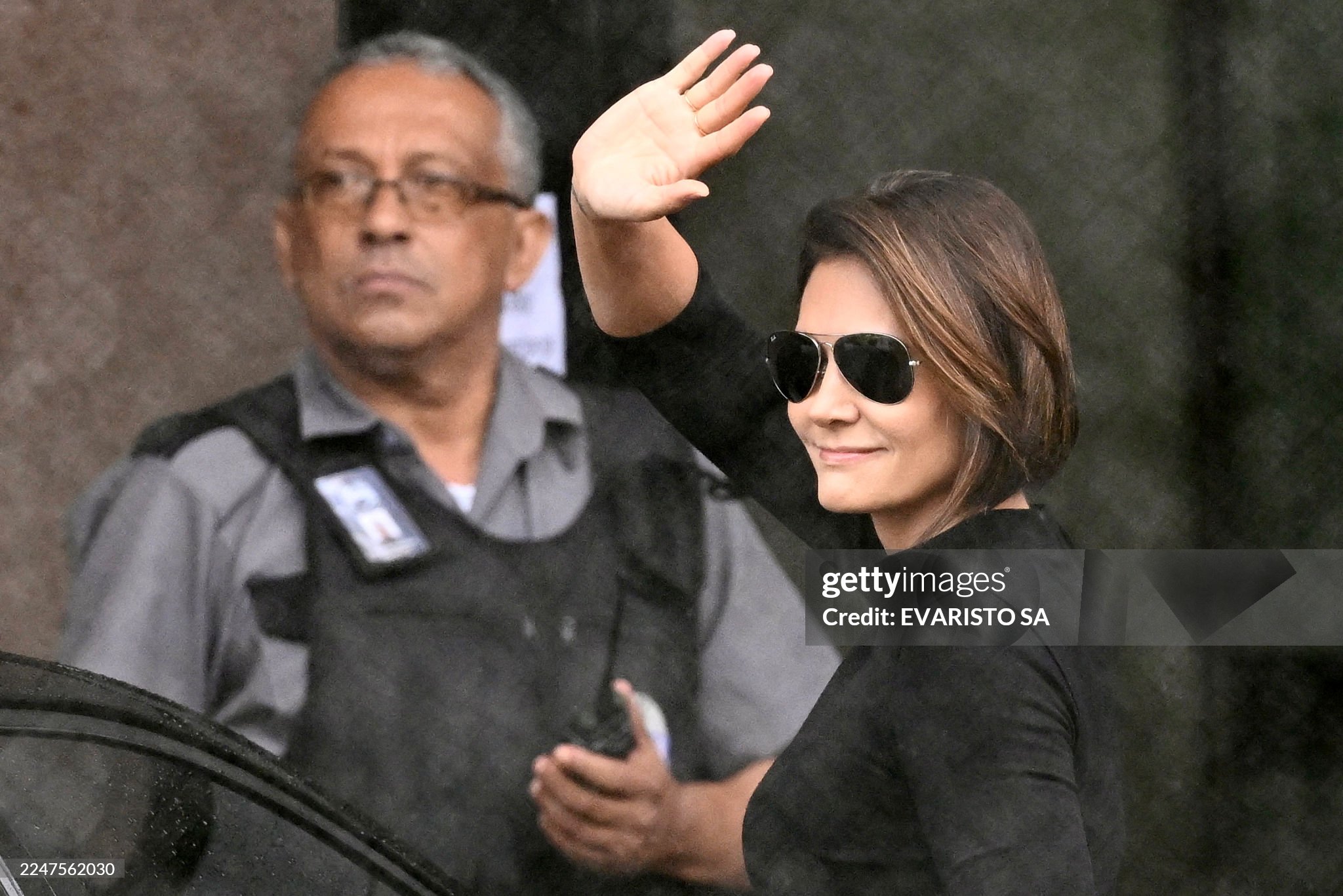 Michelle Bolsonaro, esposa do ex-presidente do Brasil, Jair Bolsonaro, acena para apoiadores ao chegar à sede da Polícia Federal, onde Bolsonaro está detido, em Brasília.