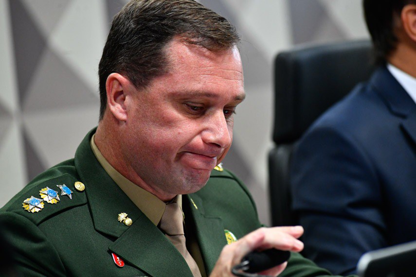 Mauro Cid em foto de perfil com uniforme militar