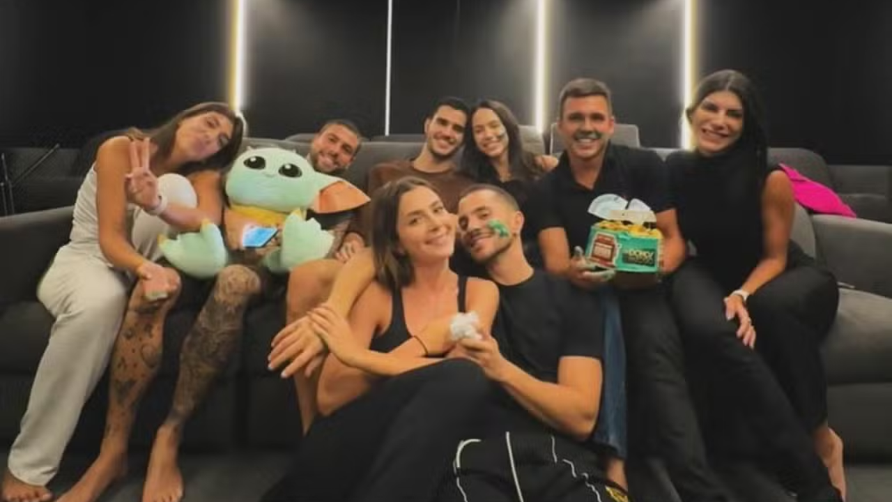 Jade Picon e André Lamoglia veem série abraçados | Reprodução/Instagram/@ninatercarolli