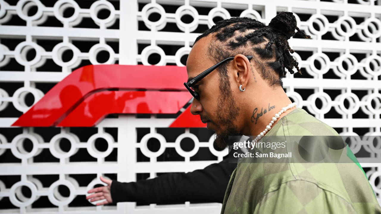Lewis Hamilton homenageia Brasil em look de streetwear no GP de São Paulo