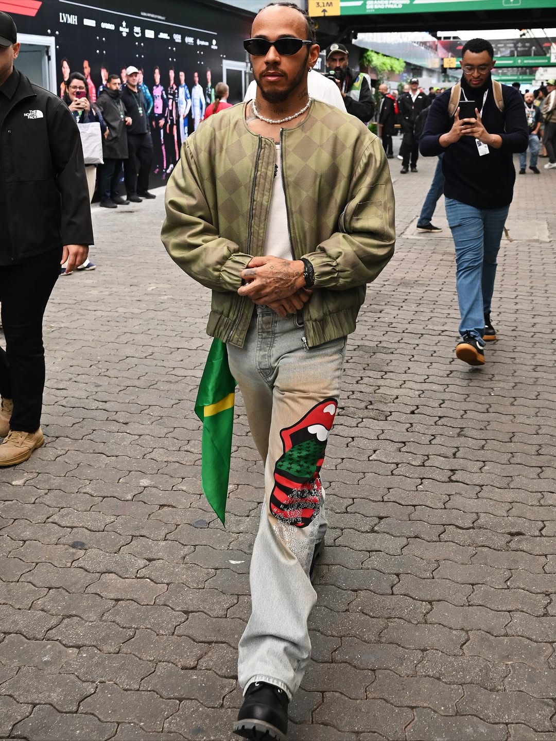 Lewis Hamilton homenageia Brasil em look de streetwear no GP de São Paulo