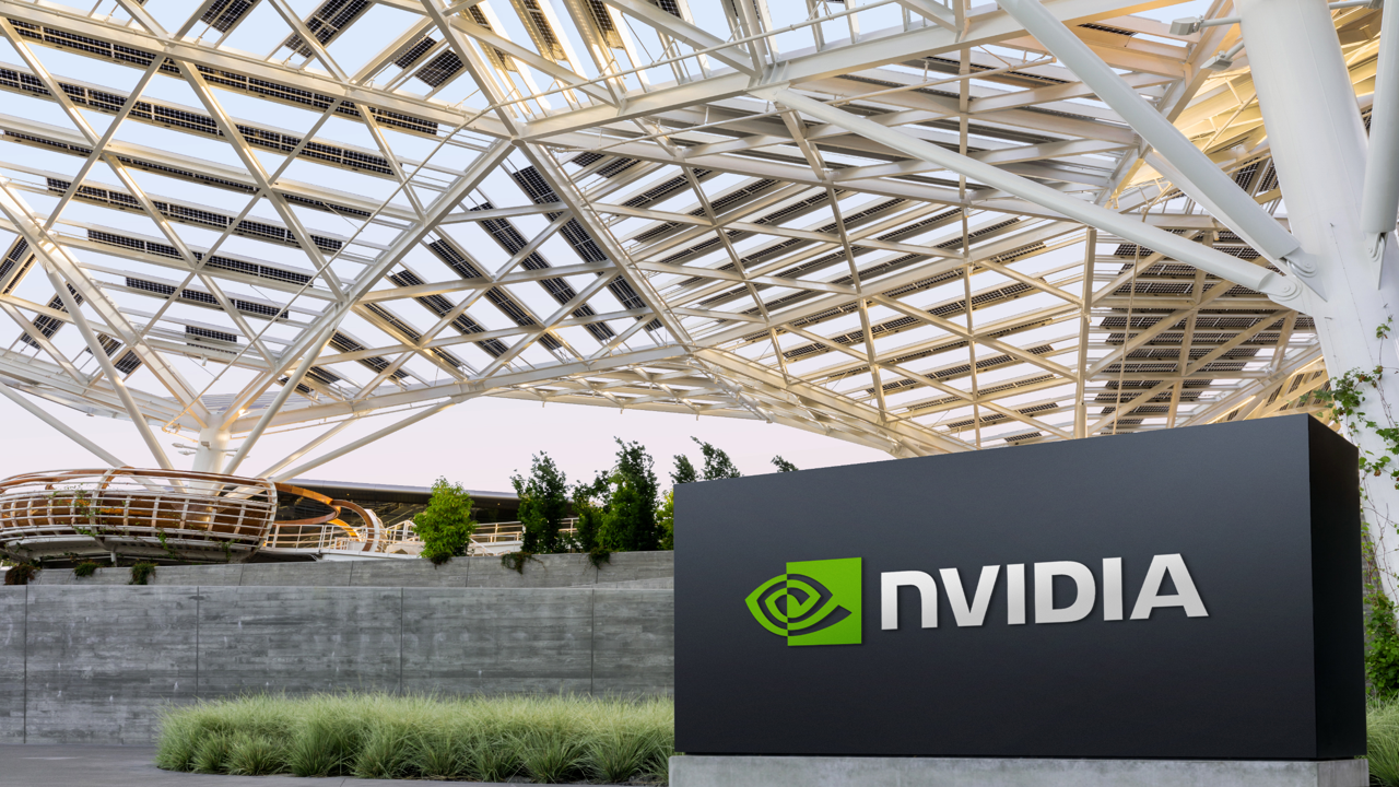 Nvidia surpreende Wall Street e acelera disputa bilionária pela infraestrutura da IA