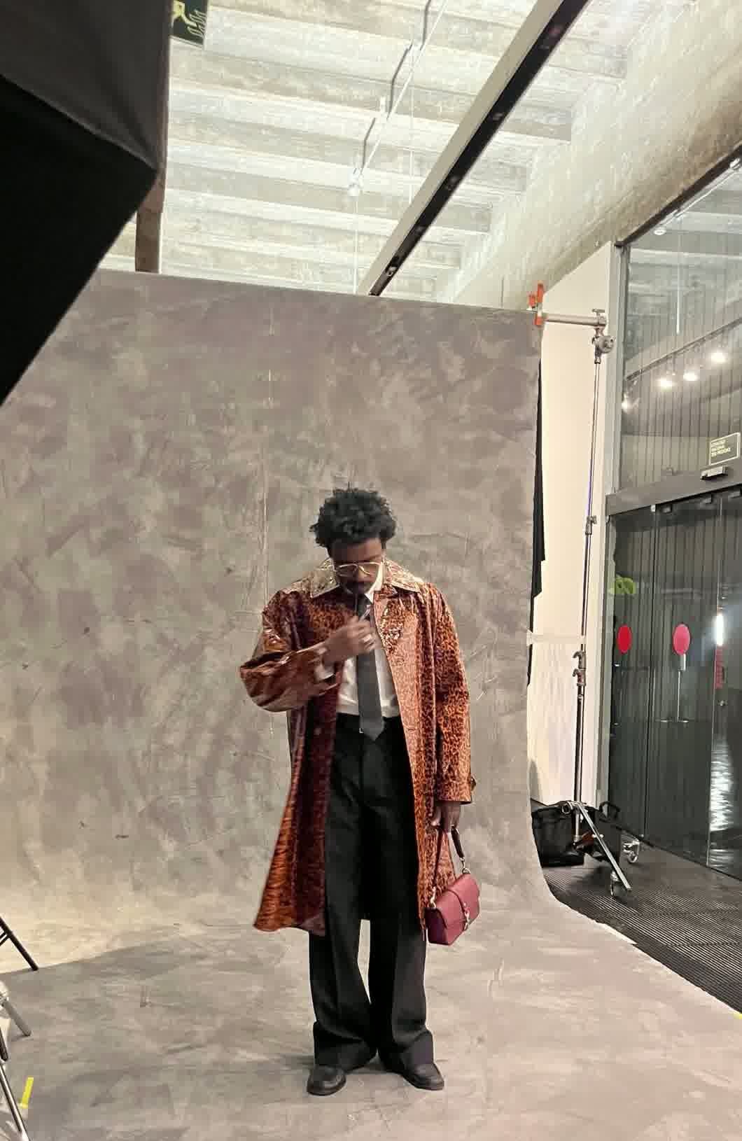 Seu Jorge em sobretudo animal print para o Baile MASP 2025