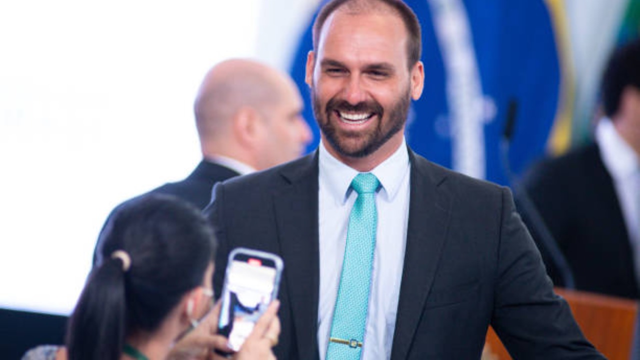 Tarcísio de Freitas é alvo de críticas por Eduardo Bolsonaro