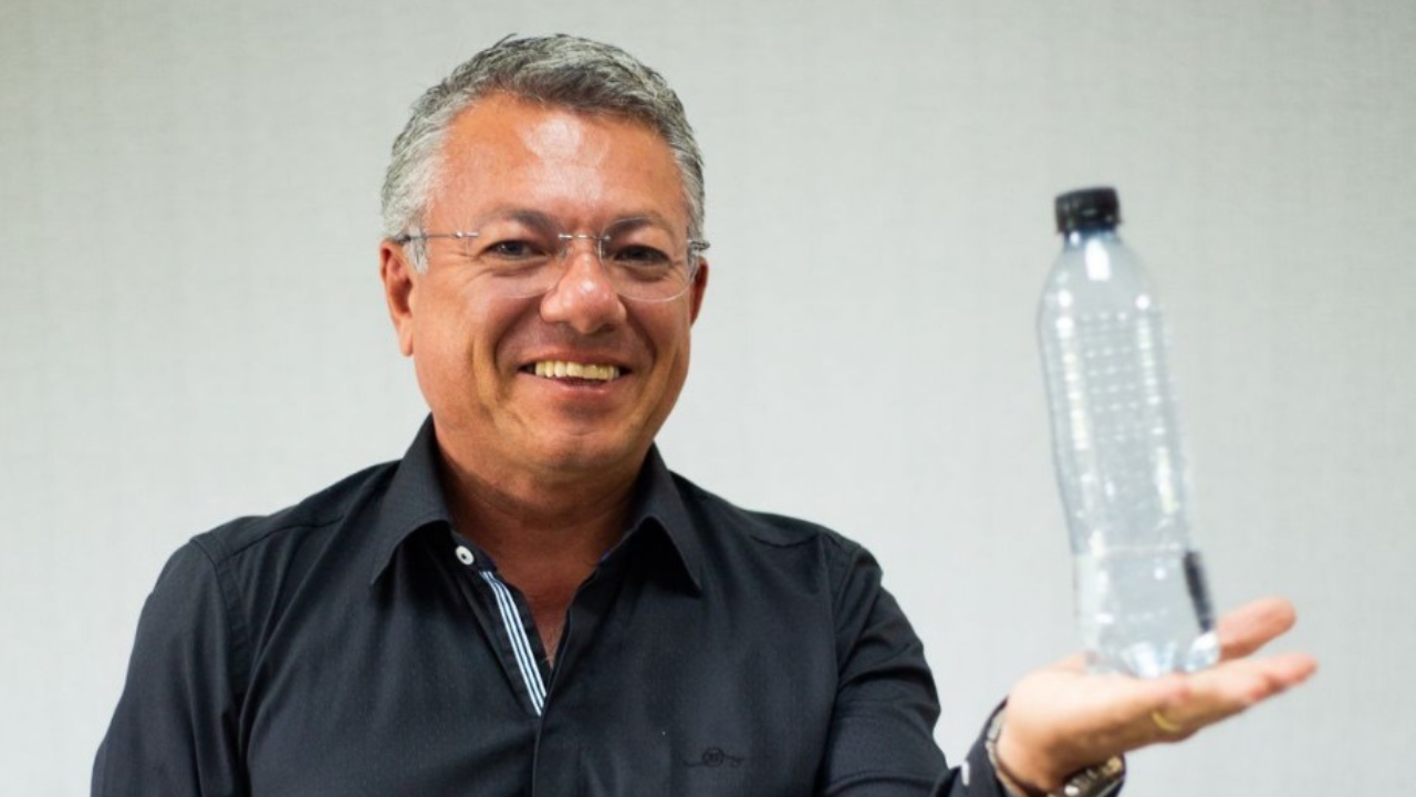 Empresário vira influenciador para combater desinformação sobre o plástico e leva reciclagem prática a escolas públicas