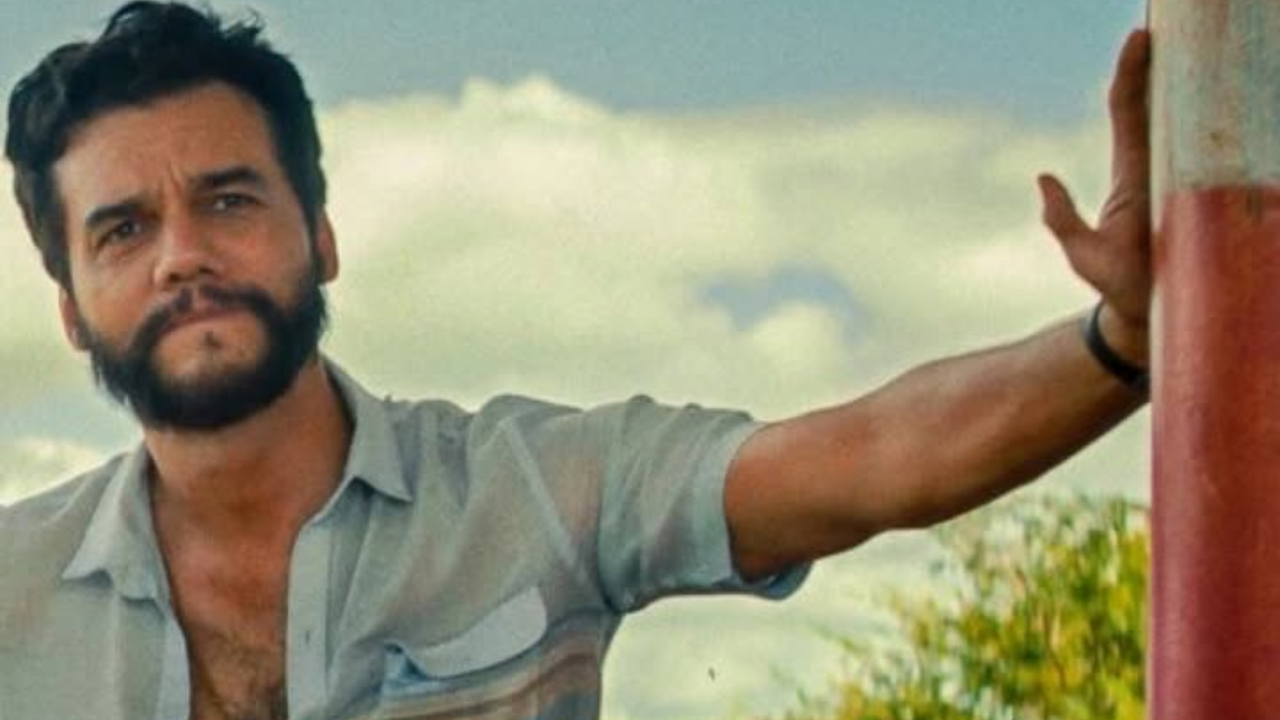 Ator Wagner Moura recebe prêmio por “O Agente Secreto”