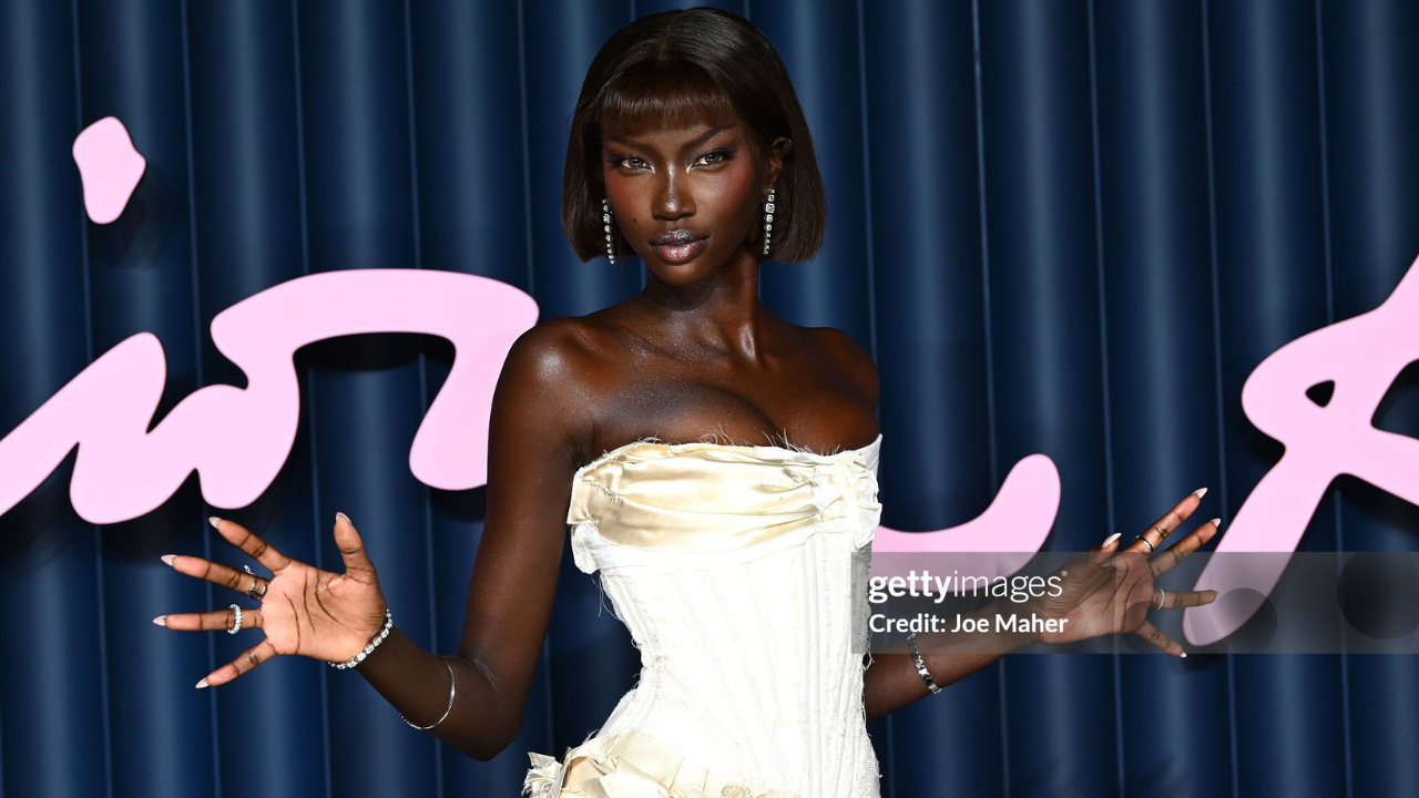 Celebridades exibem estilo no tapete azul do The Fashion Awards 2025