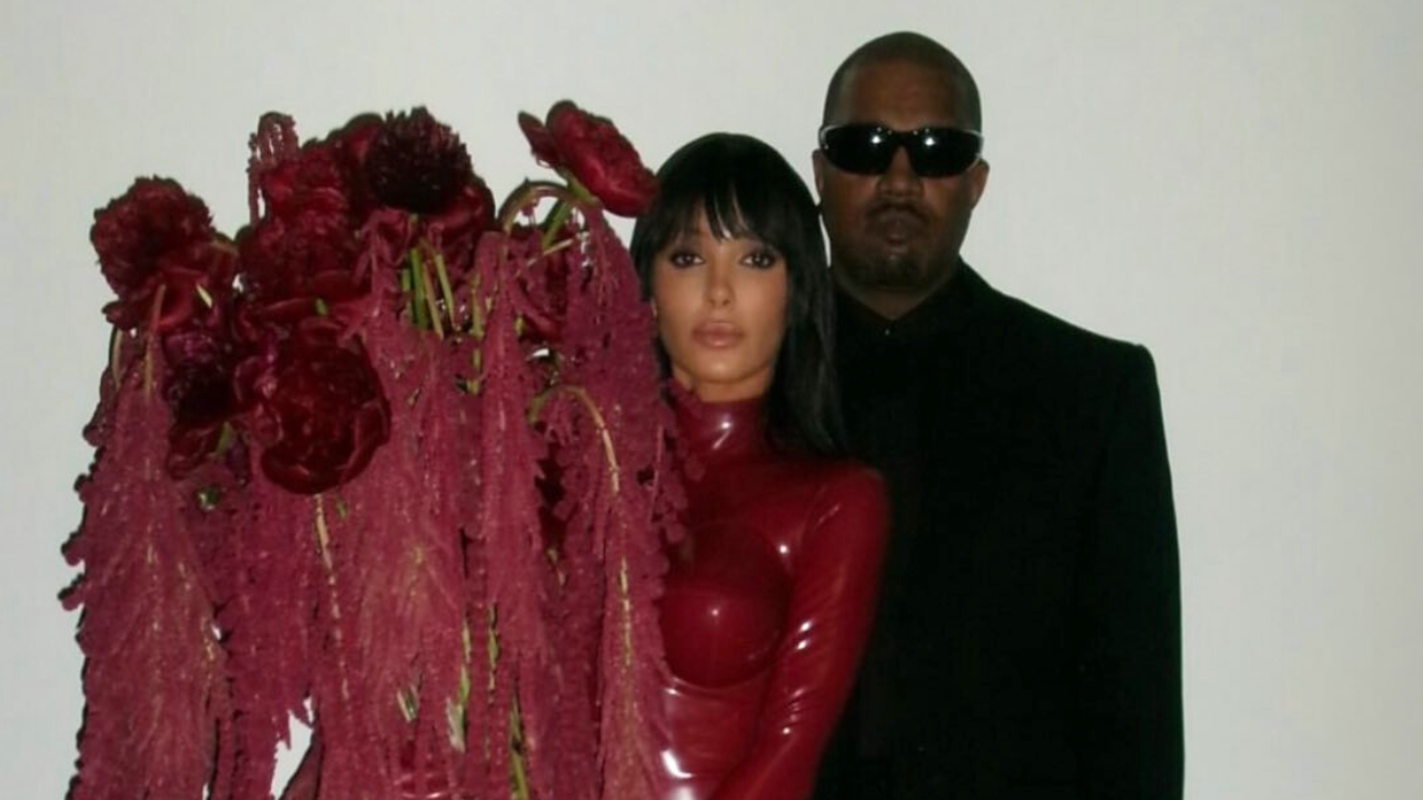 Bianca Censori aposta em visual de látex e volta a ser comparada a Kim Kardashian