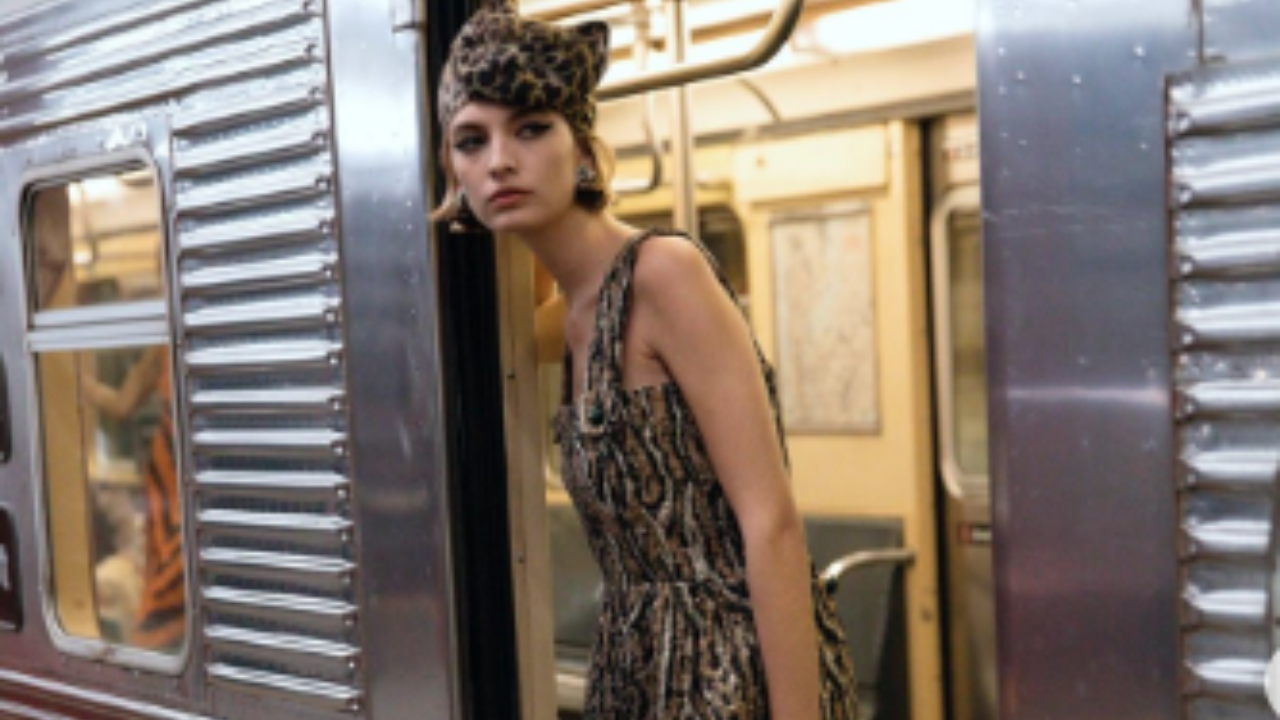 Desfile da Chanel em metrô reúne time de celebridades