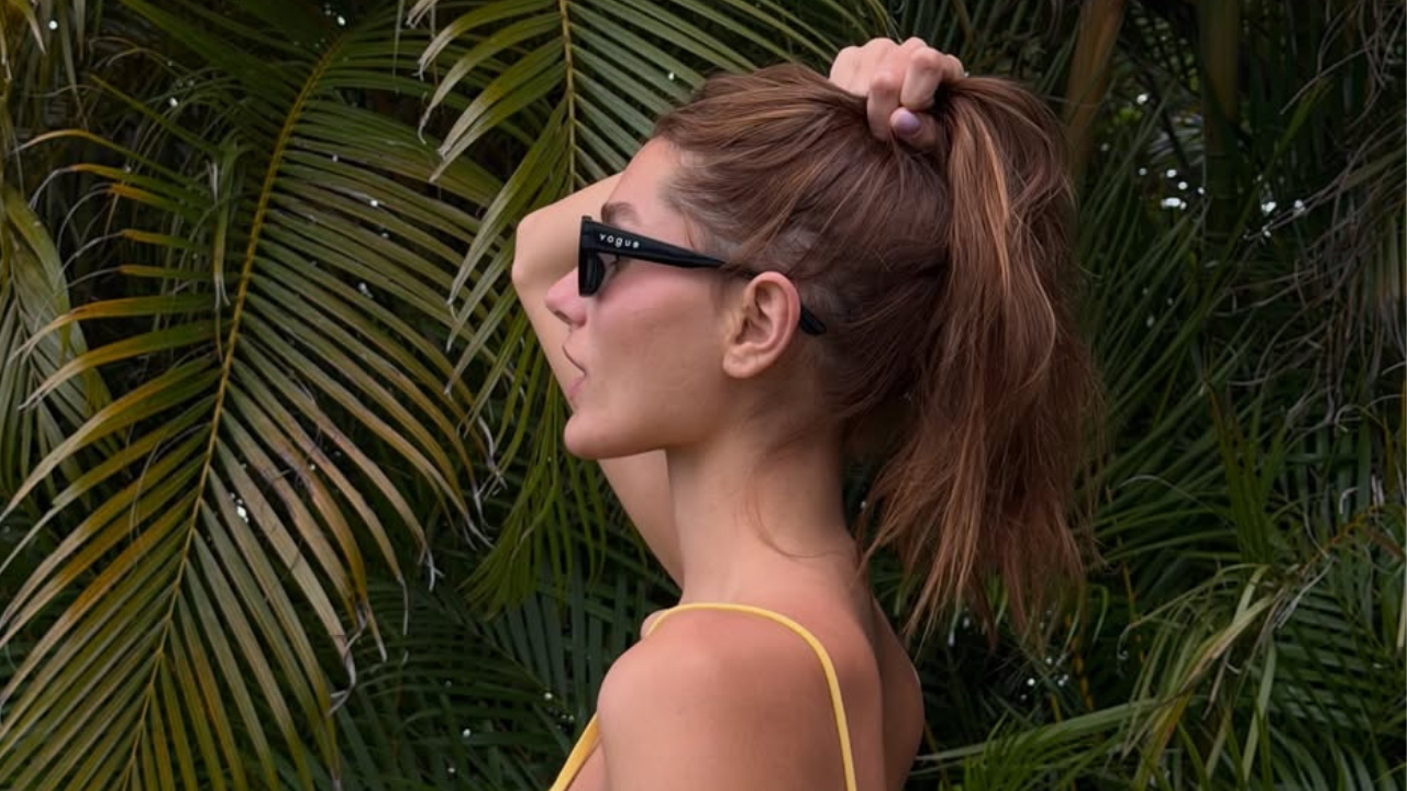 Sasha Meneghel curte praia em família e aparece de topless em clique