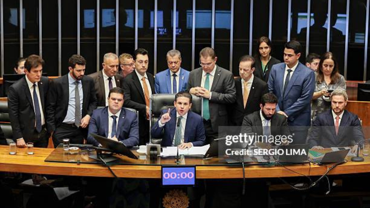 Câmara dos Deputados aprova projeto que reduz pena de Bolsonaro e condenados pela trama golpista