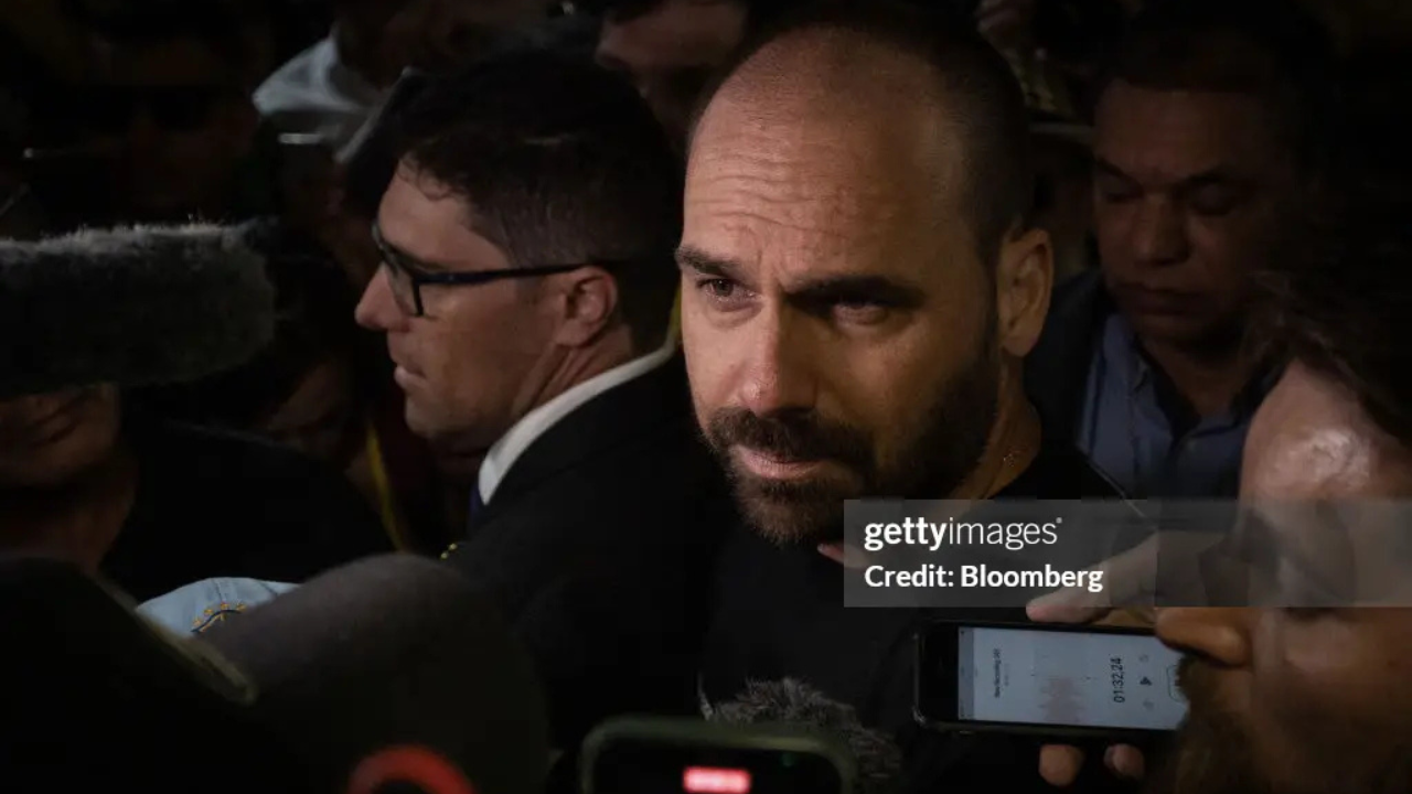 Eduardo Bolsonaro terá mandato cassado, afirma presidente da câmara dos deputados