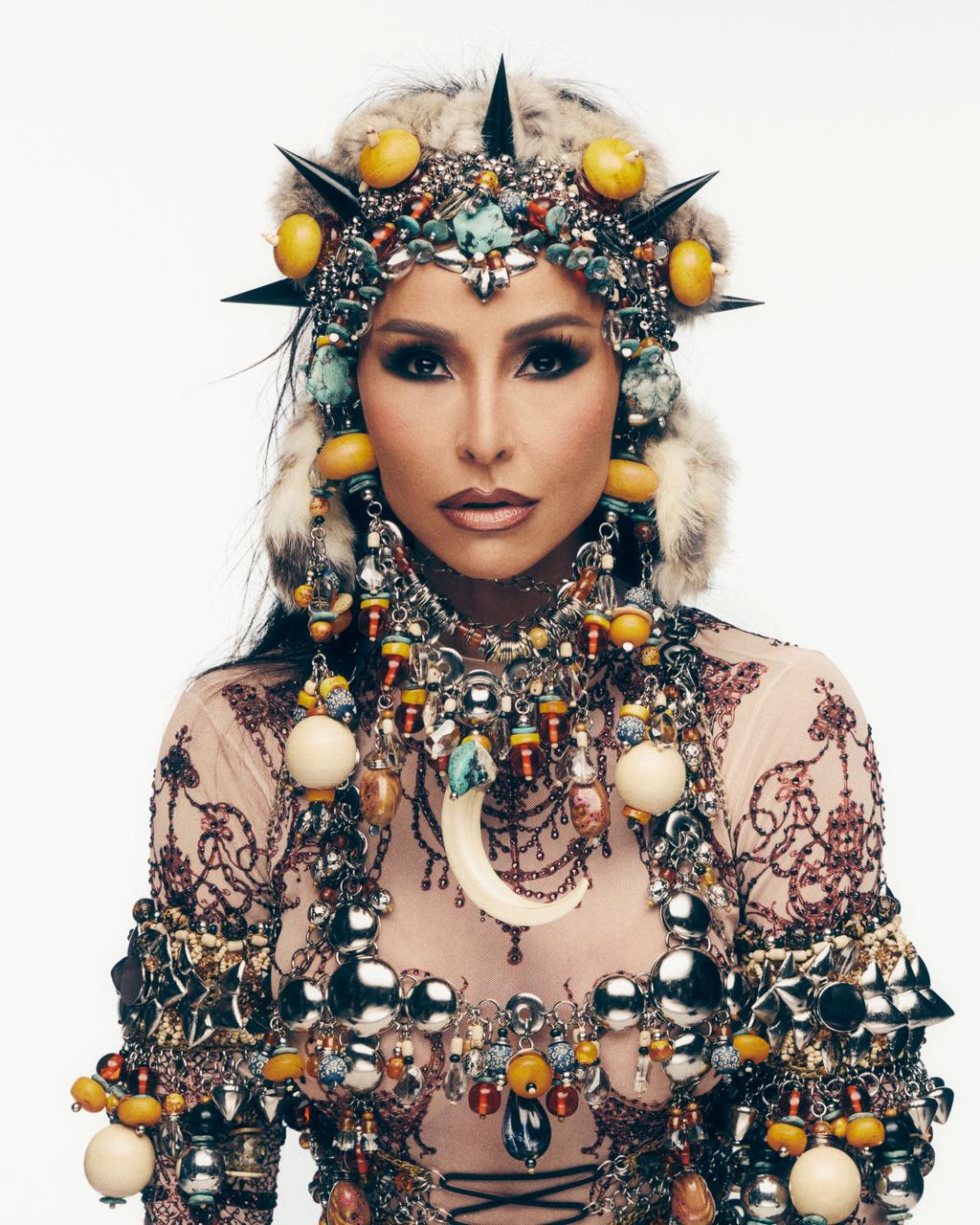 Sabrina Sato chama atenção pelo look cheio de penduricalhos e corpo torneado no último ensaio da Gaviões da Fiel