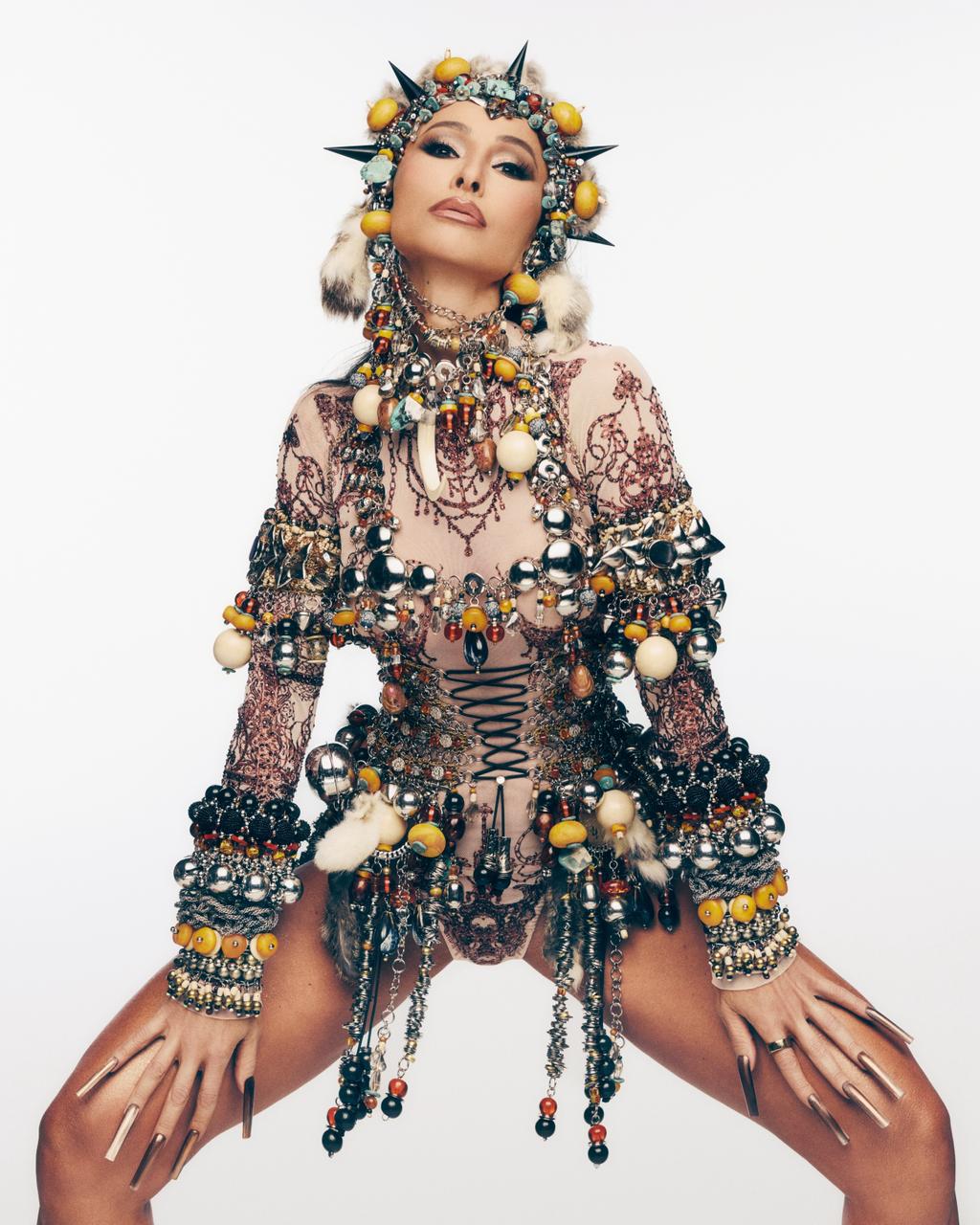 Sabrina Sato chama atenção pelo look cheio de penduricalhos e corpo torneado no último ensaio da Gaviões da Fiel