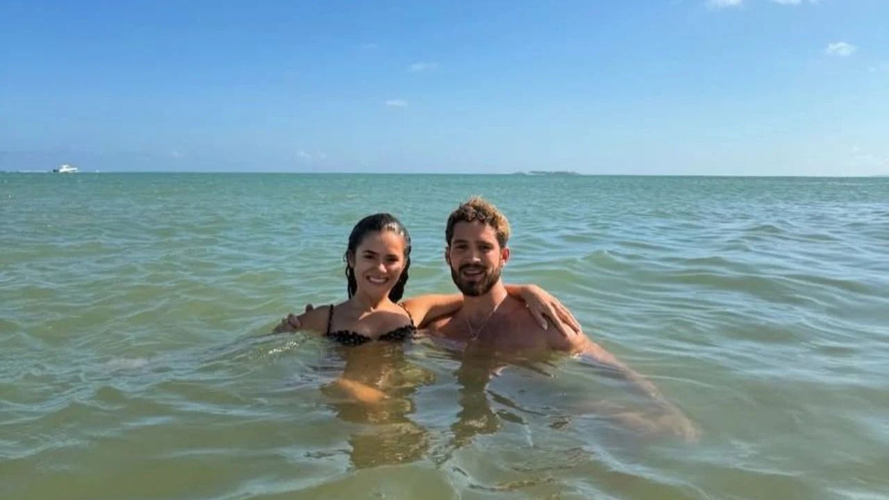 Passeio de barco reúne Maisa, João Guilherme e amigos
