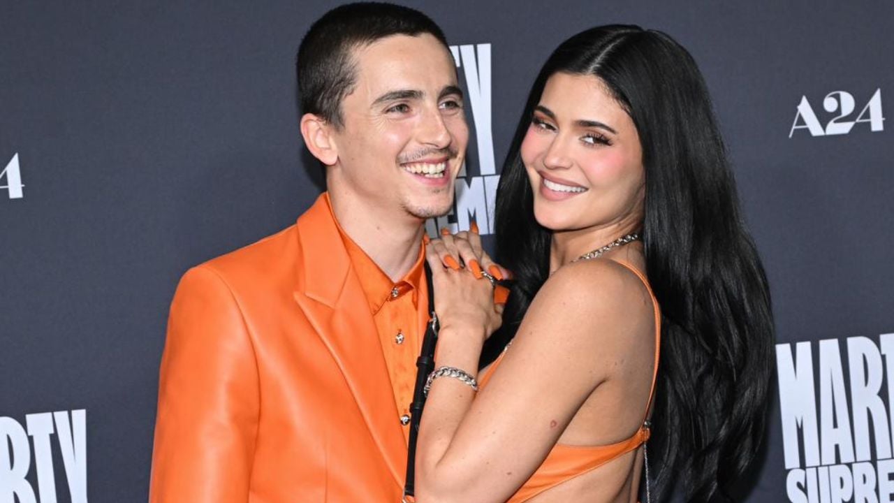 Timothée Chalamet e Kylie Jenner surgem combinando looks laranjas na première de Marty Supreme