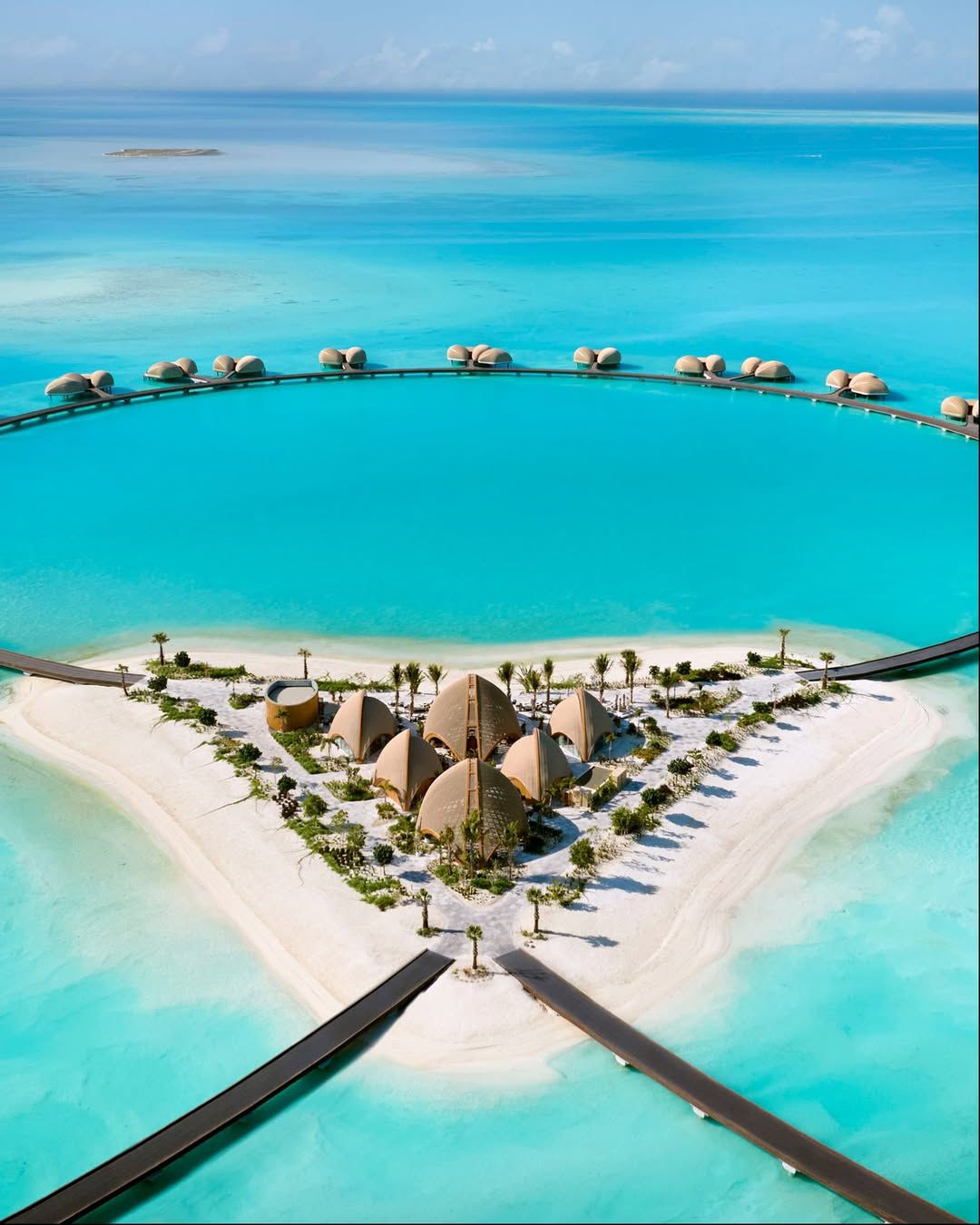 Ilha paradisíaca em formato triangular e ligada por pontes a casas em formado oval