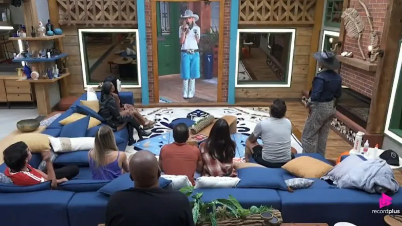 A Fazenda 17: Galisteu adverte Saory ao vivo e Carol vence prova de fogo