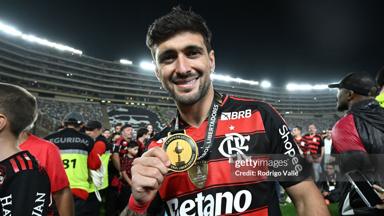 Arrascaeta mostra pela primeira vez rosto do filho e celebra nova fase familiar