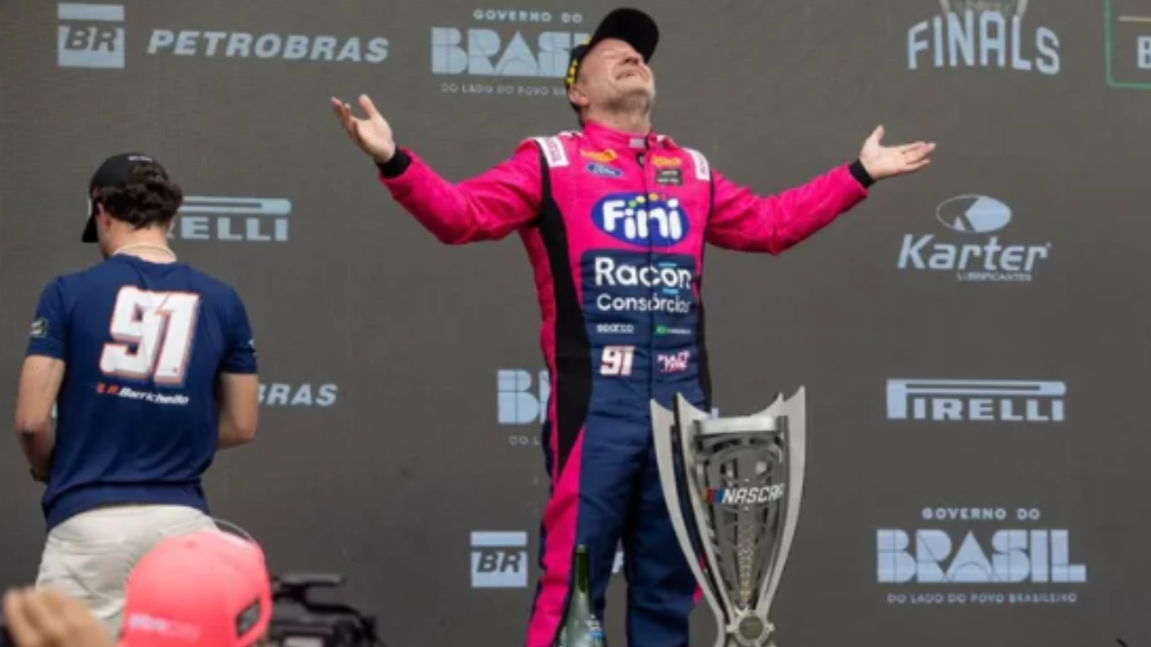 Rubens Barrichello conquista título da NASCAR Brasil