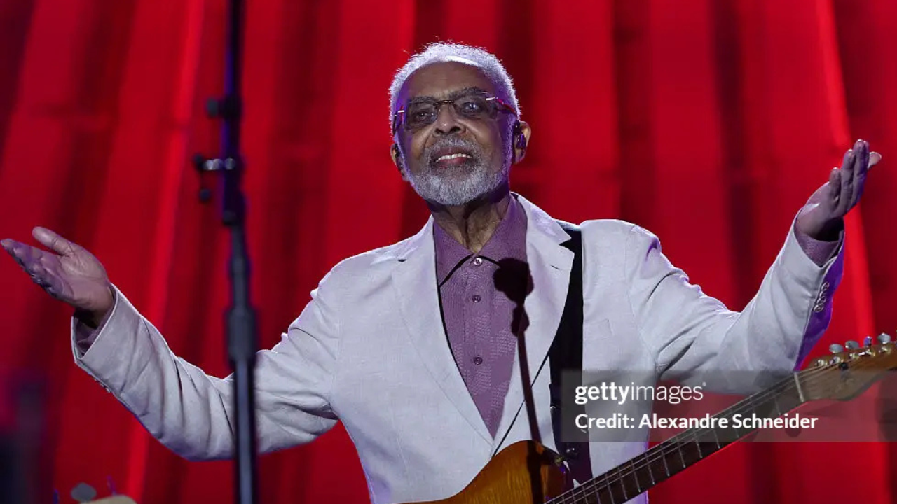 Gilberto Gil é consagrado com Prêmio Especial e homenagem emocionante