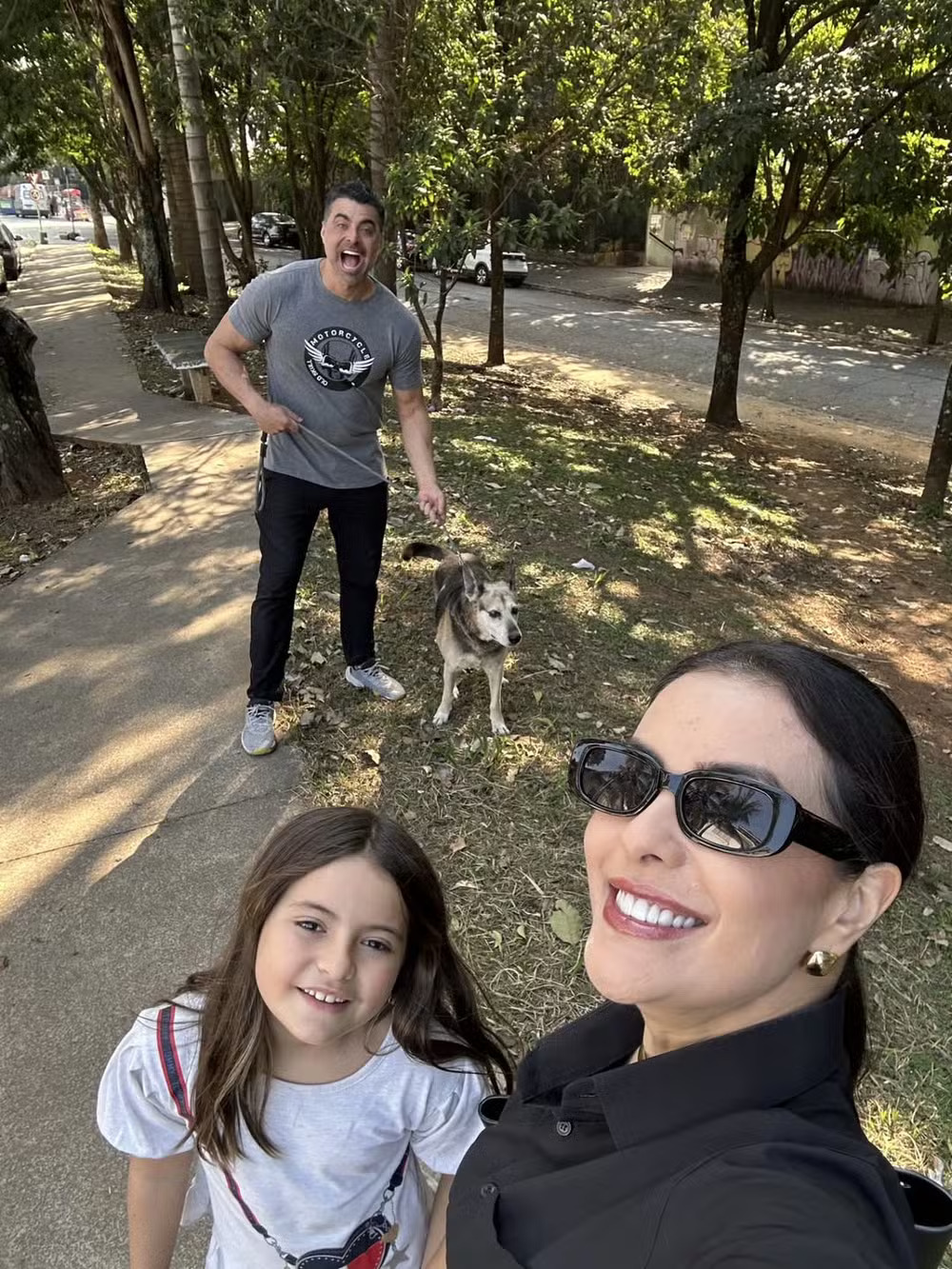 Li Martins compartilha aprendizado após grande perca A cantora Li Martins, JP Mantovani e a filha do casal, Antonella.