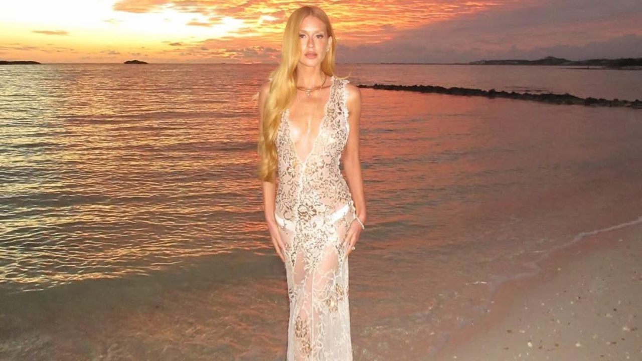 Marina Ruy Barbosa aparece com look transparente na virada do ano