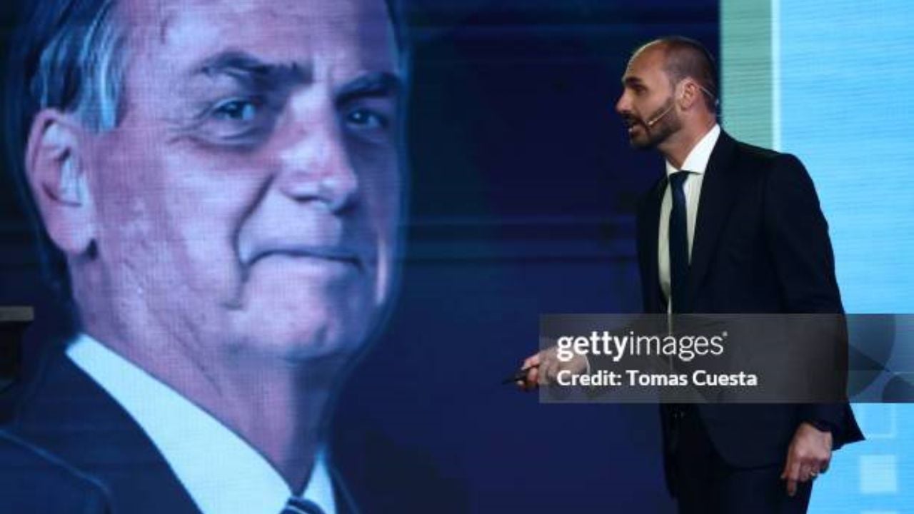 Eduardo Bolsonaro tem retorno imediato ao cargo na PF