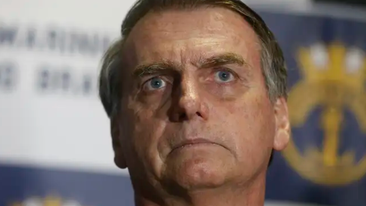 Bolsonaro passa mal na prisão e é levado ao hospital