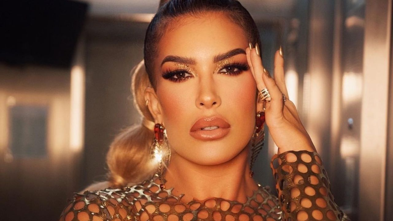 Lore Improta homenageia Ciça no ensaio de rua da Viradouro