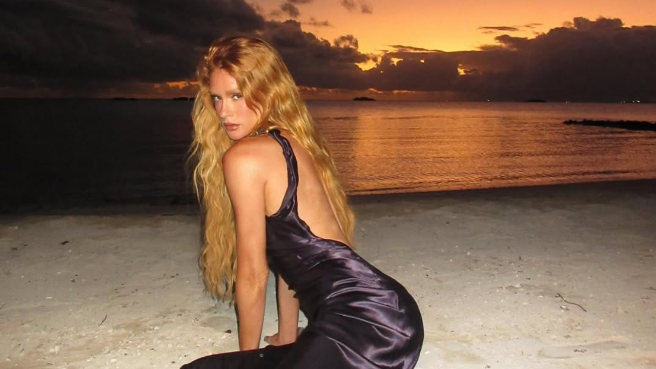 Marina Ruy Barbosa aposta em vestido de grife para posar em praia no Caribe
