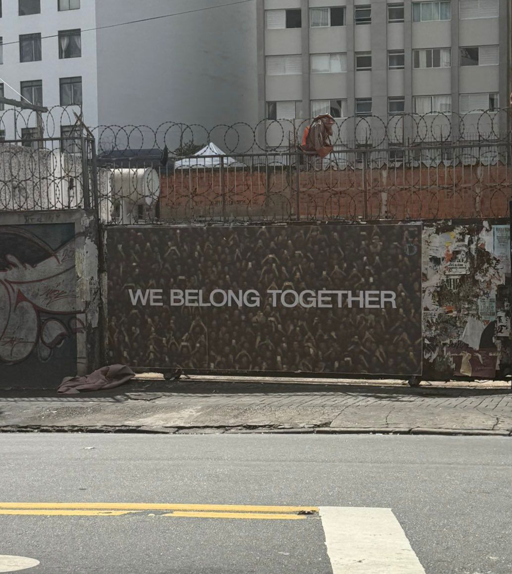 Harry Styles espalha cartazes com a frase “We Belong Together” pelo mundo Harry Styles espalha cartazes com a frase “We Belong Together” pelo mundo