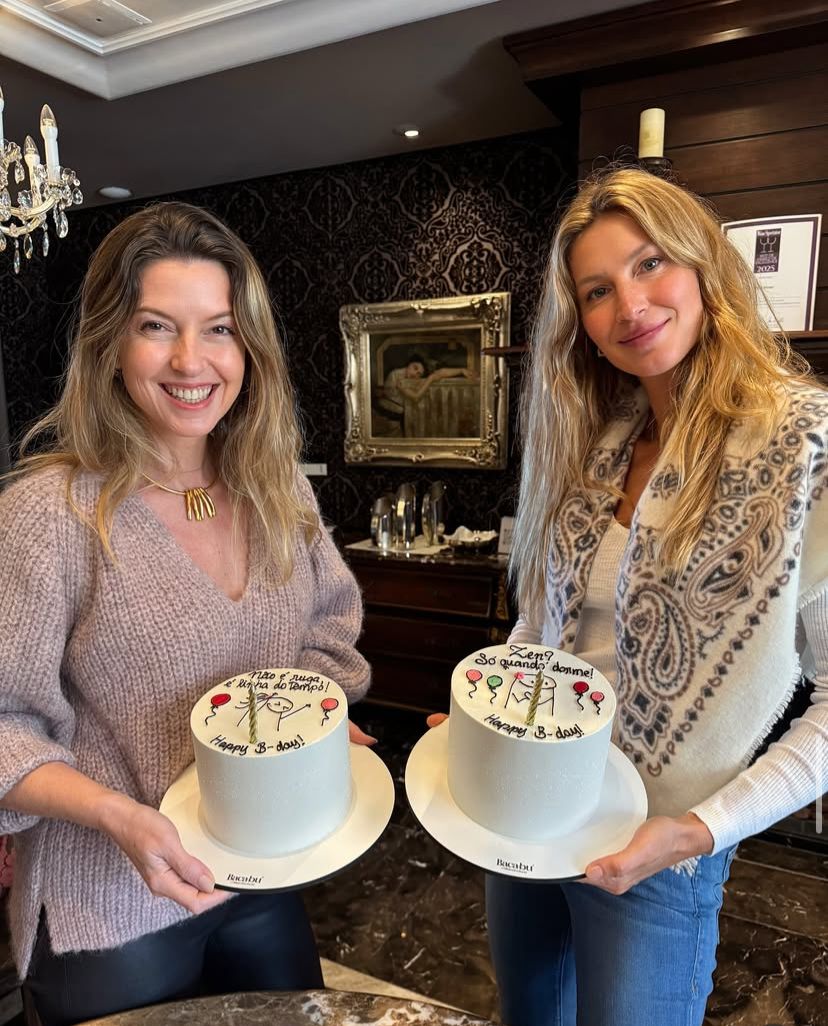 Família de Gisele Bündchen nega rumores de preocupação com casamento da modelo Gisele e Patricia Bundchen lado a lado em comemoração de aniversário. Cada uma das irmãs segura um bolo nas mãos e ambas estão sorridentes olhando para a câmera.