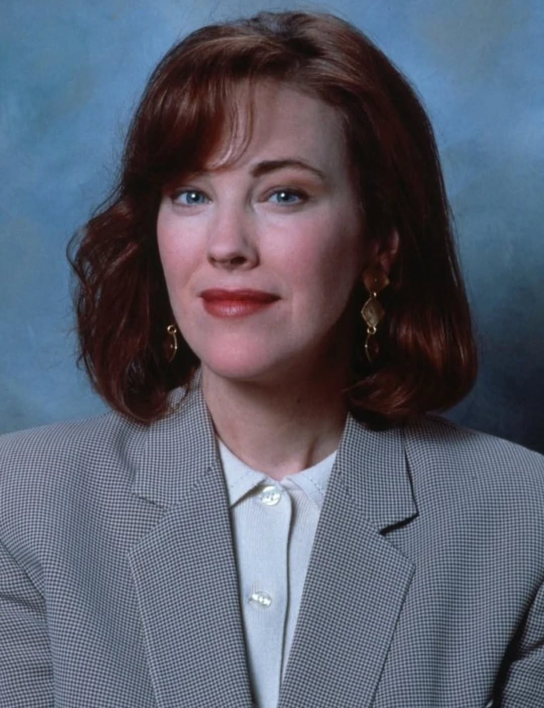 Catherine O’Hara nos anos 1990 como Kate McCallister, personagem de Esqueceram de Mim, com terninhos estruturados que marcaram a estética da época