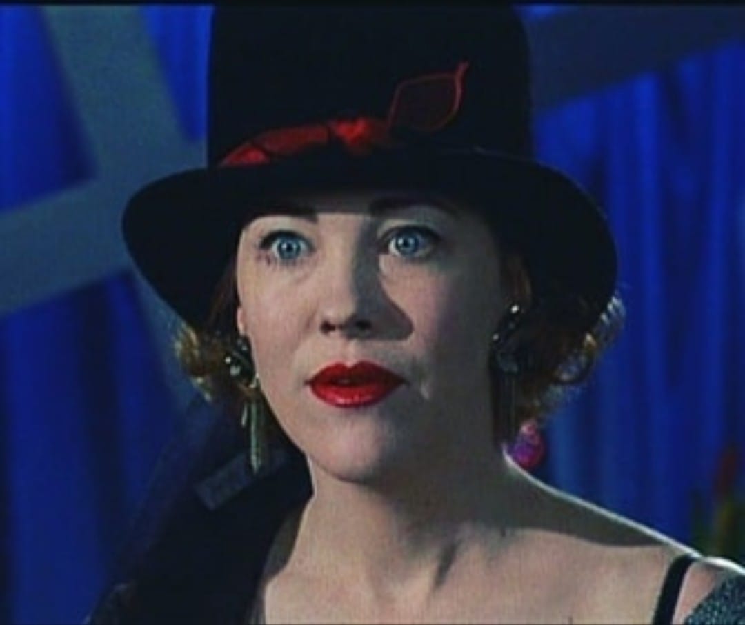 Catherine O’Hara como Delia Deetz em Beetlejuice, em um visual extravagante que ajudou a tornar a personagem icônica