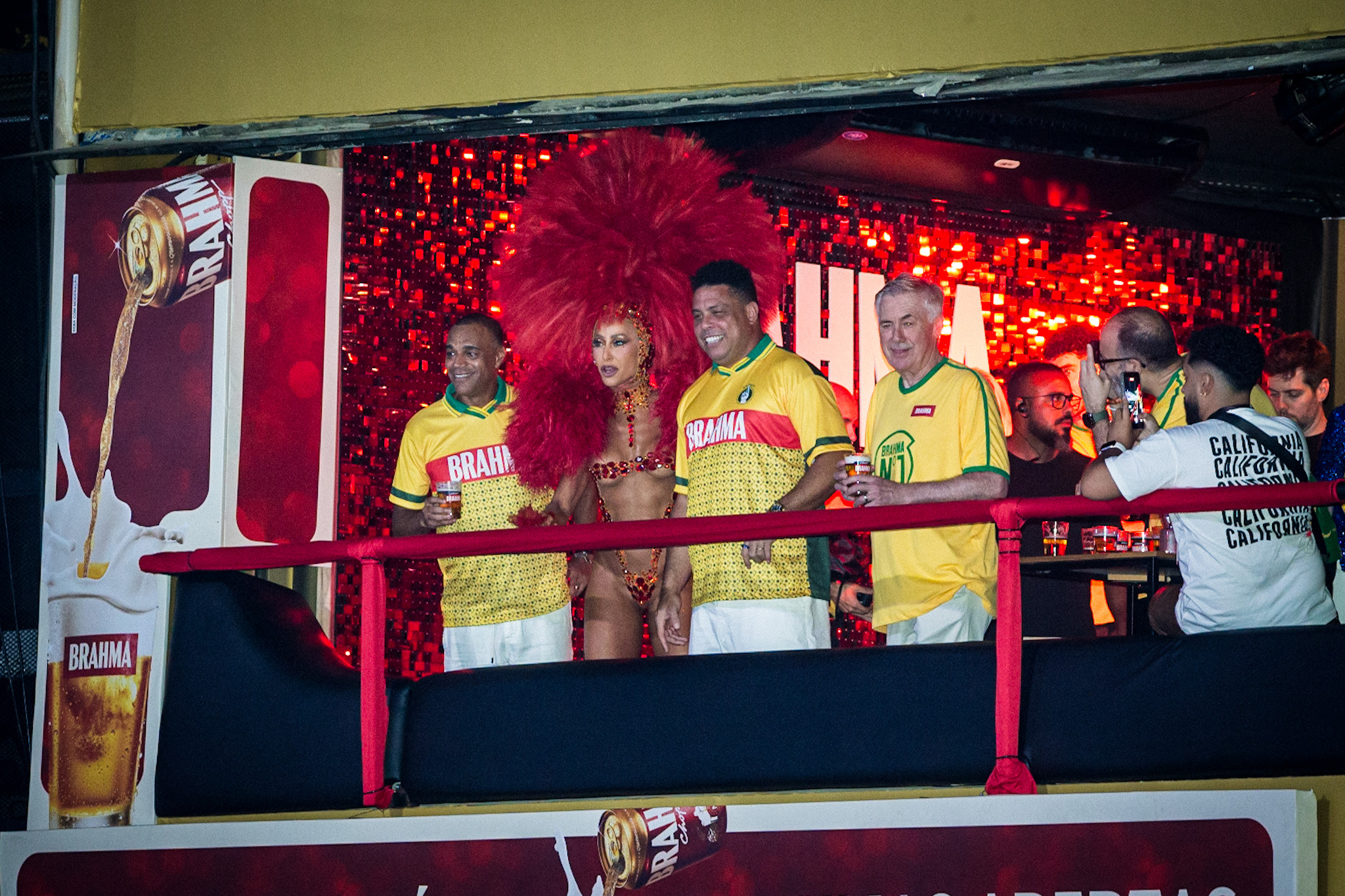 Copa e folia: Carlo Ancelotti encontra Denilson e Ronaldo Nazário na Sapucaí Copa e folia: Carlo Ancelotti encontra Denilson e Ronaldo Nazário na Sapucaí