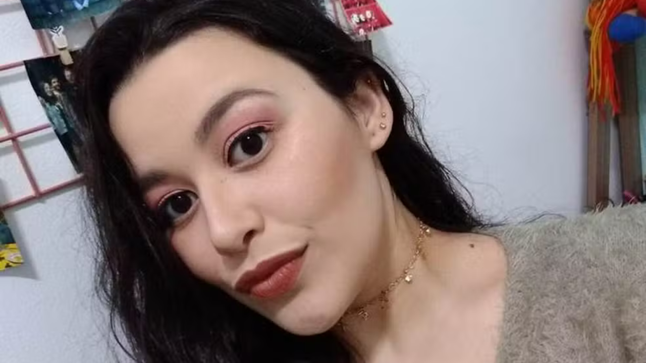 Academia é fechada pela Vigilância Sanitária após mulher morrer ao nadar em piscina Na imagem, vemos uma foto de Juliana Faustino, mulher que veio a óbito após incidente em Academia