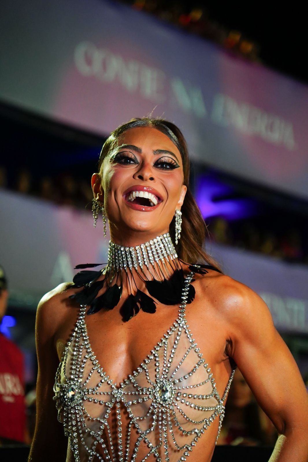 Antes de cruzar a avenida, Juliana Paes chama atenção com look icônico