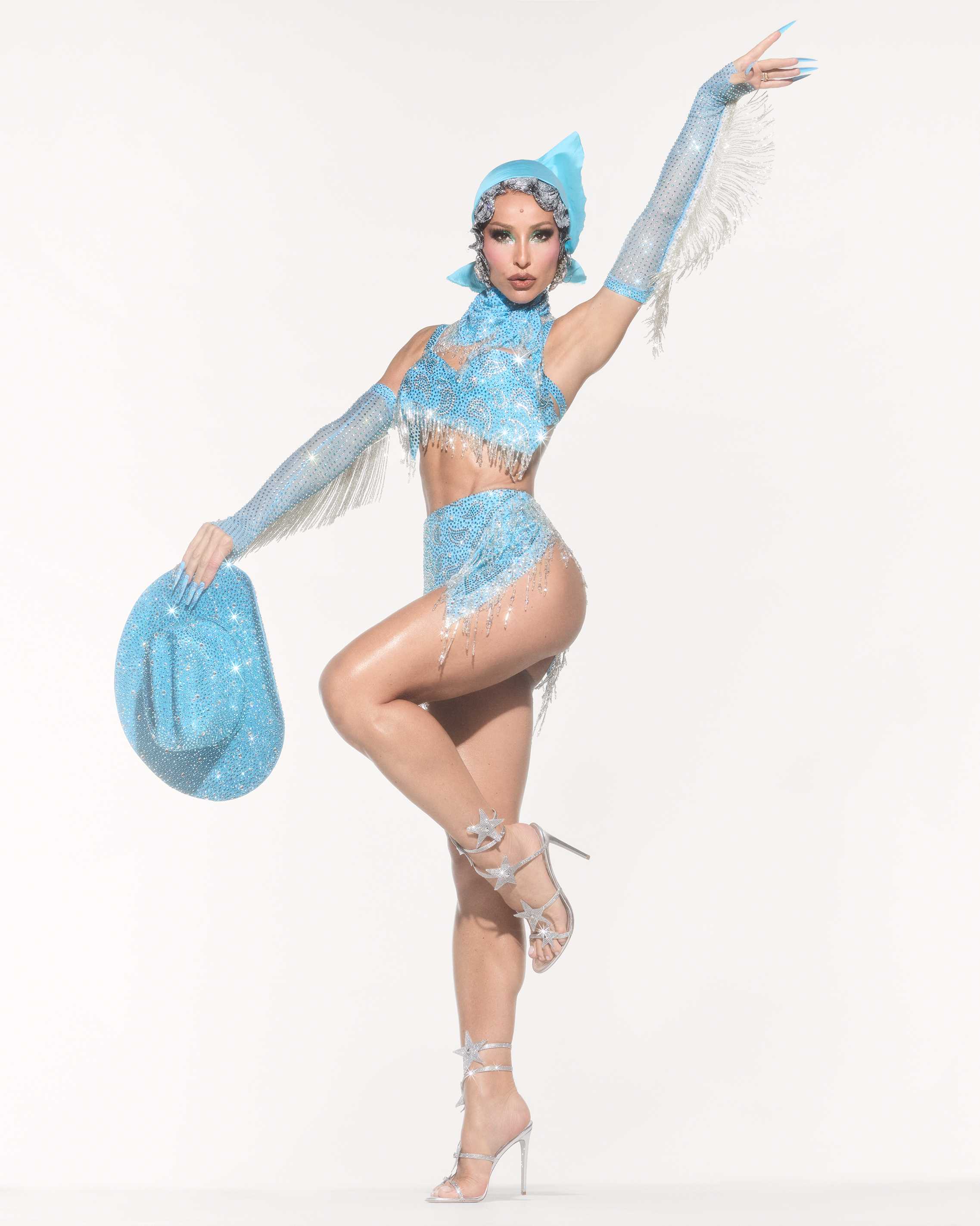 Única a cruzar a Sapucaí quatro vezes neste Carnaval, Sabrina Sato abre maratona histórica com look Cowgirl cravejado de cristais Única a cruzar a Sapucaí quatro vezes neste Carnaval, Sabrina Sato abre maratona histórica com look Cowgirl cravejado de cristais
