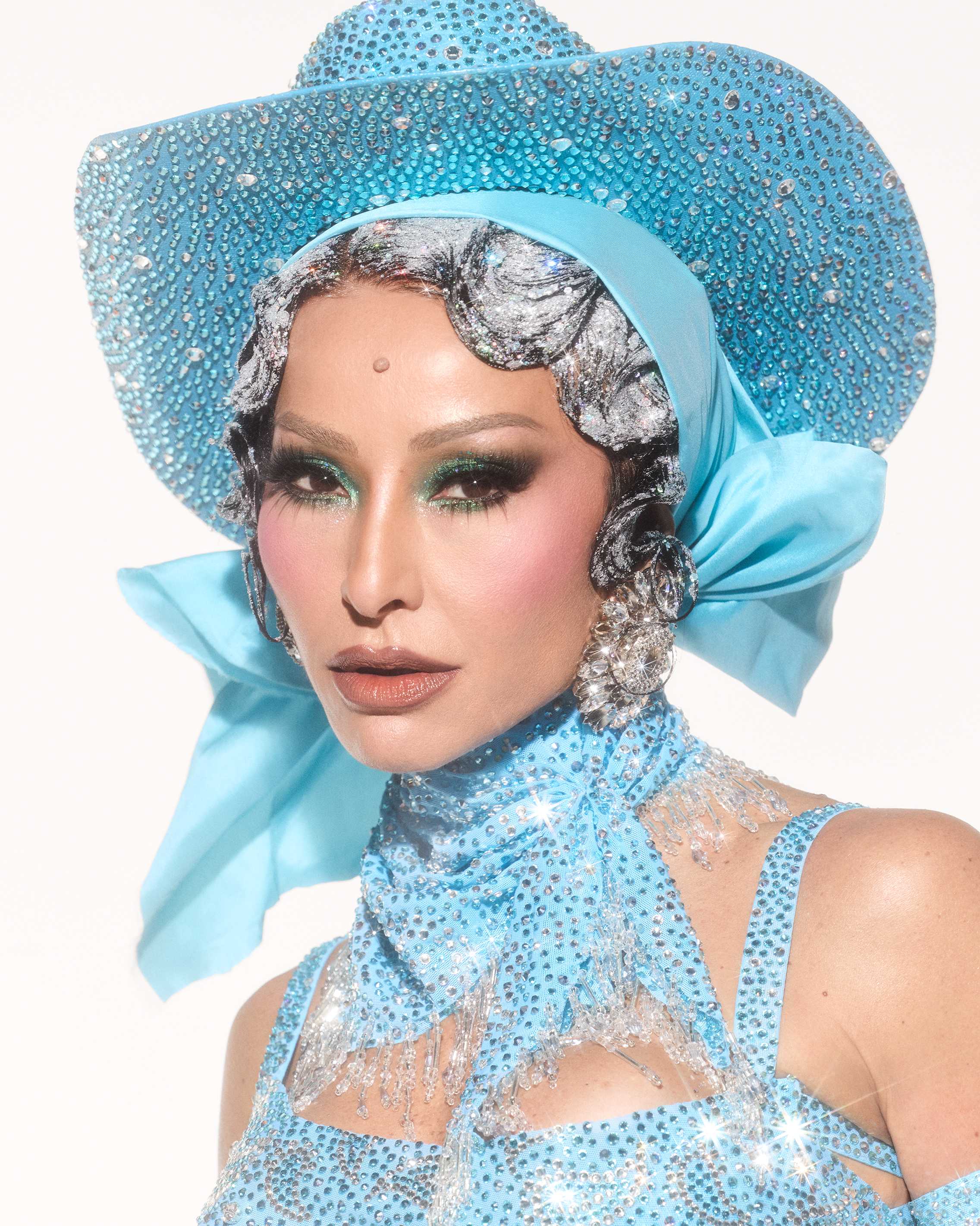 Única a cruzar a Sapucaí quatro vezes neste Carnaval, Sabrina Sato abre maratona histórica com look Cowgirl cravejado de cristais Única a cruzar a Sapucaí quatro vezes neste Carnaval, Sabrina Sato abre maratona histórica com look Cowgirl cravejado de cristais