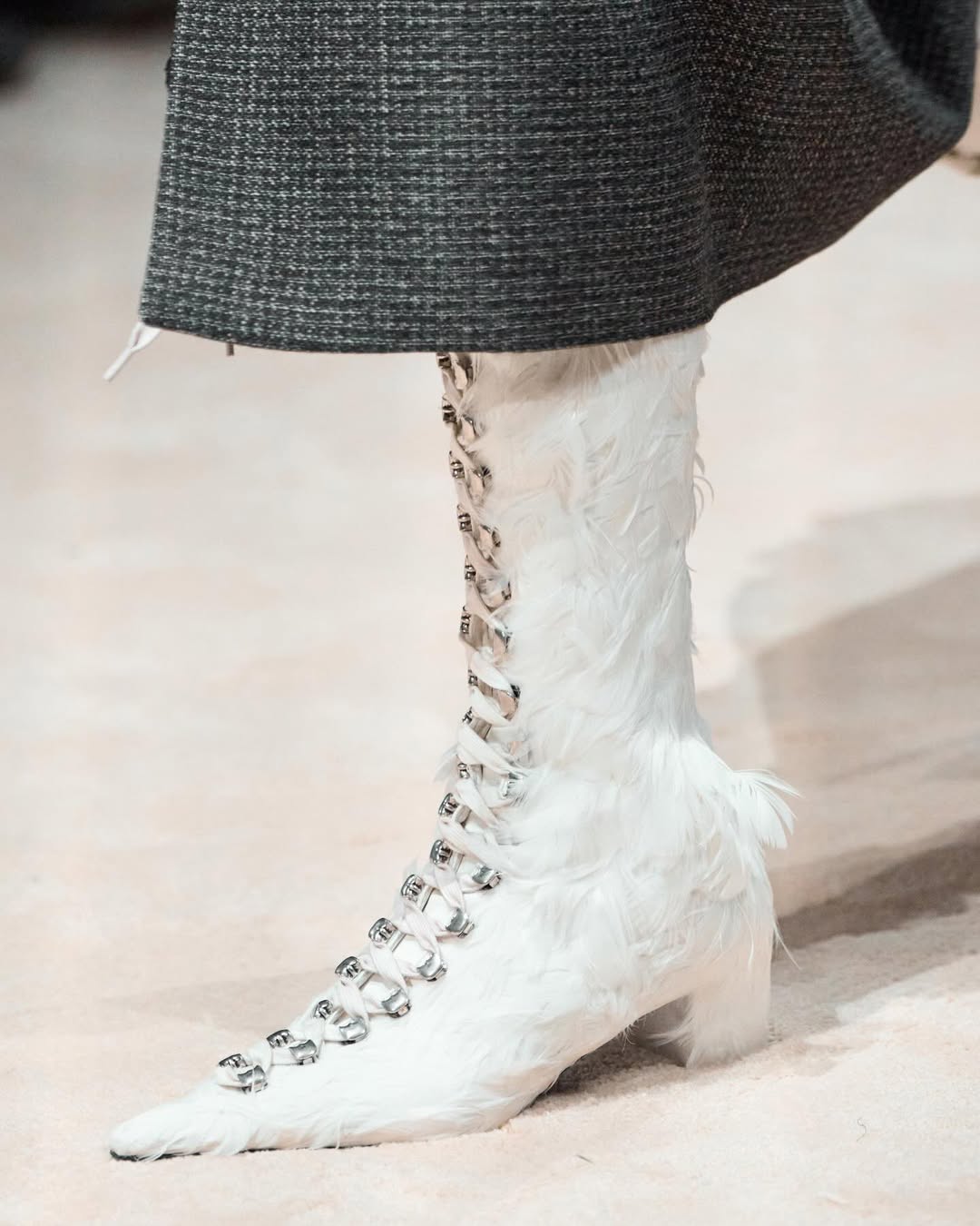 Prada chama atenção com sapatos inusitados na coleção de outono/inverno 2026 na Semana de Moda em Milão Prada chama atenção com sapatos inusitados na coleção de outono/inverno 2026 na Semana de Moda em Milão