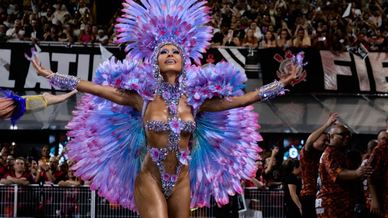Sabrina Sato abre álbum com fotos ao lado de Nicolas Prattes e dos bastidores do desfile da Gaviões