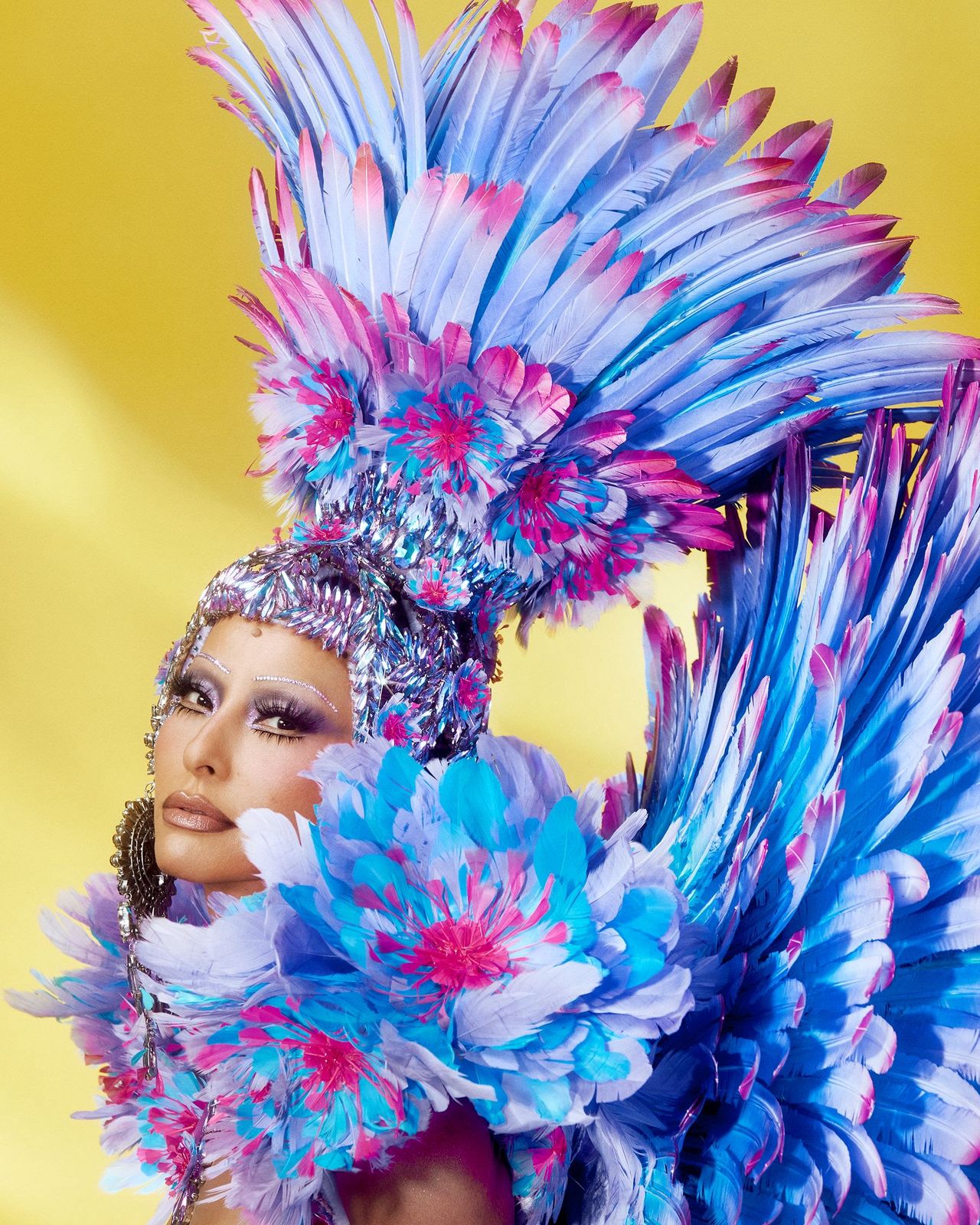 Como flores da floresta, Sabrina Sato aposta em uma das fantasias mais complexas como Rainha da Gaviões da Fiel