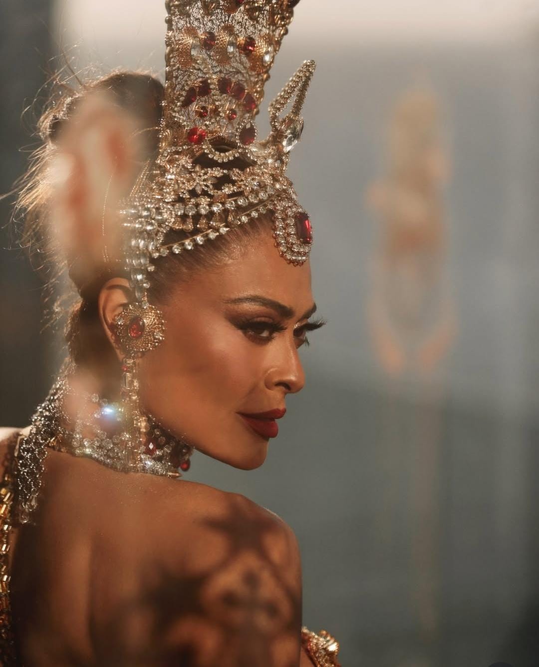Parceria inédita leva Dolce & Gabbana ao samba com Juliana Paes na Sapucaí Parceria inédita leva Dolce & Gabbana ao samba com Juliana Paes na Sapucaí